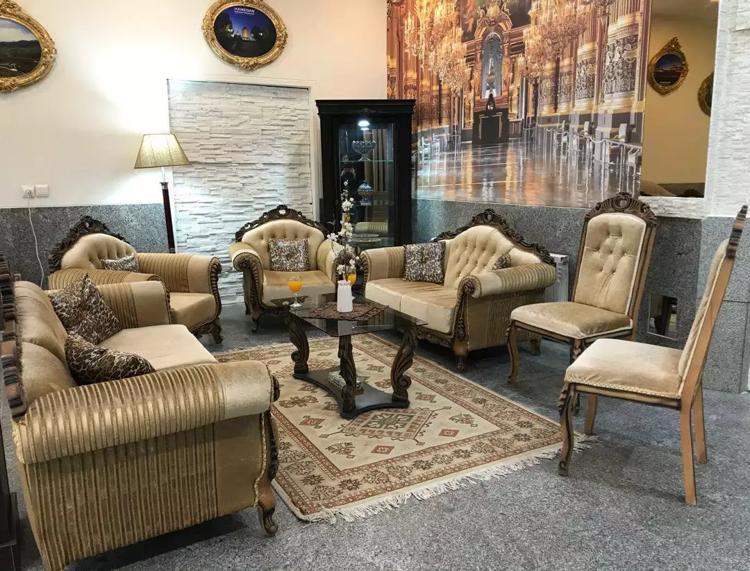 نشیمن هتل وندیک با مبلمان کلاسیک و میز پذیرایی