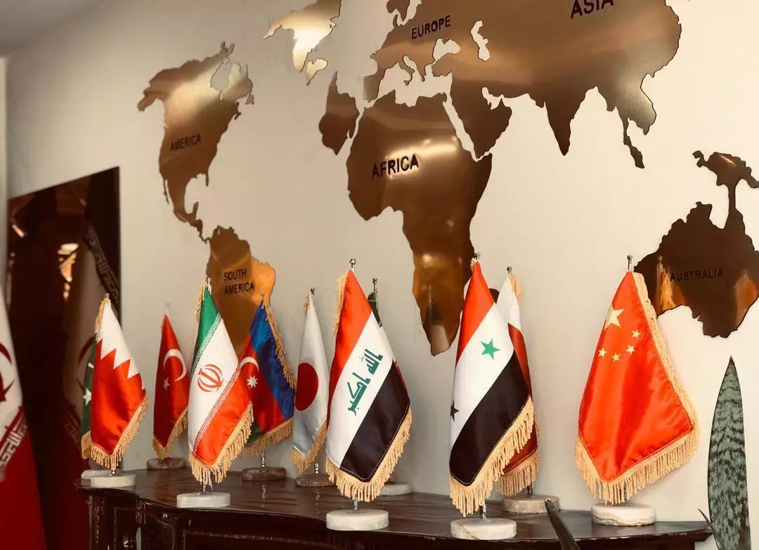 پرچم کشورهای مختلف زیر نقشه جهان در هتل وندیک
