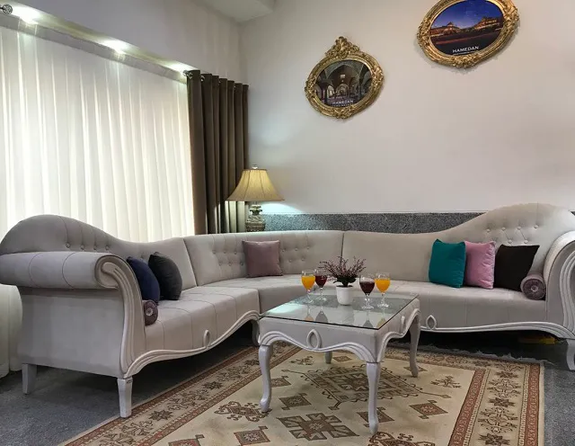 مبلمان راحتی کرم در فضای نشیمن هتل وندیک