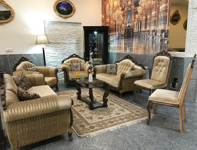 ست مبلمان کلاسیک در نشیمن هتل وندیک