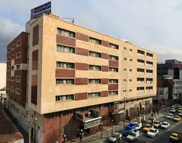 نمای بیرونی هتل جهانگردی در خیابان