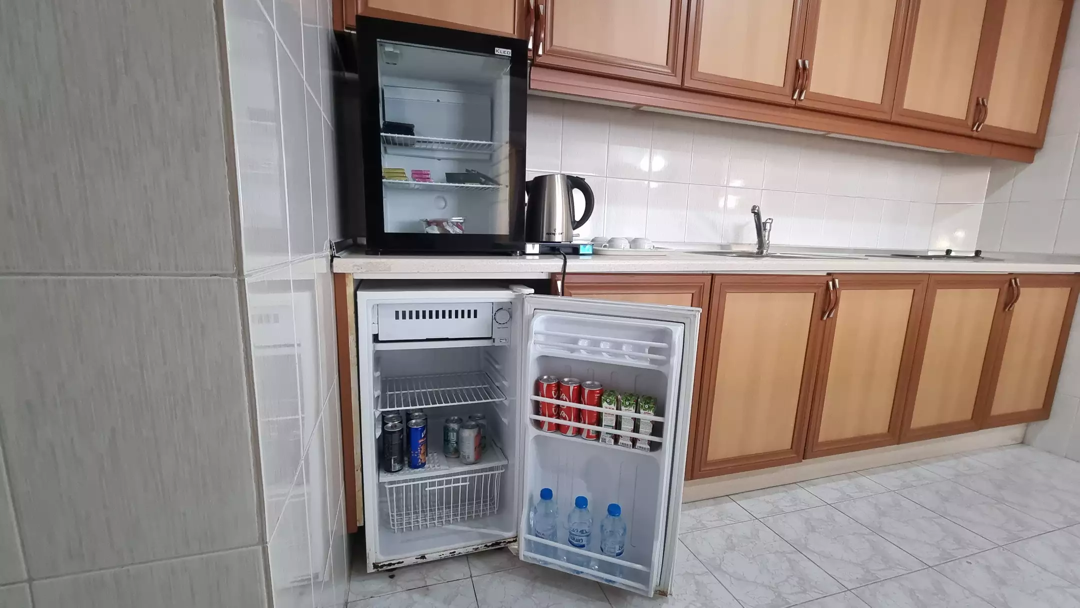 یخچال نوشیدنی باز در آشپزخانه هتل جهانگردی