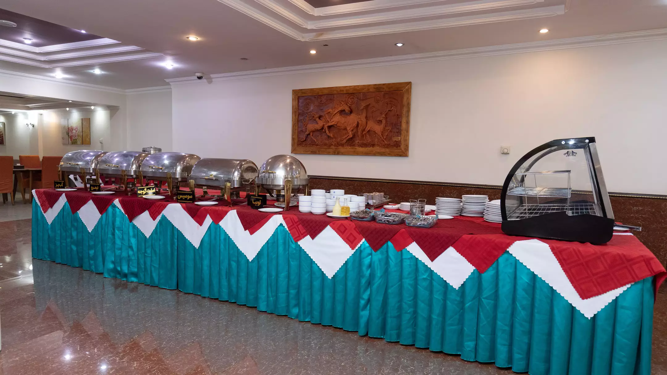 میز بوفه پذیرایی در هتل جهانگردی
