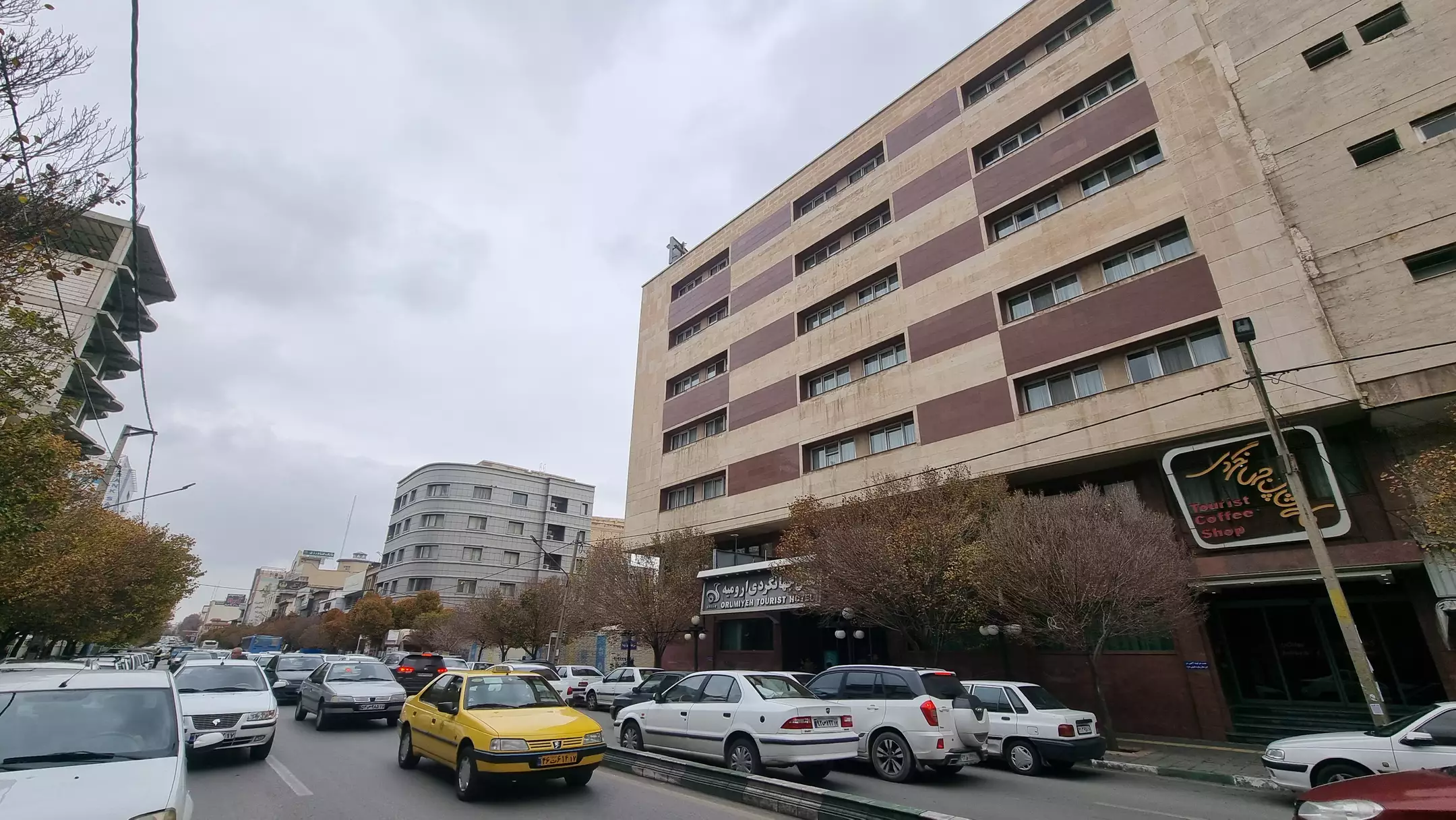 نمای بیرونی هتل جهانگردی کنار خیابان