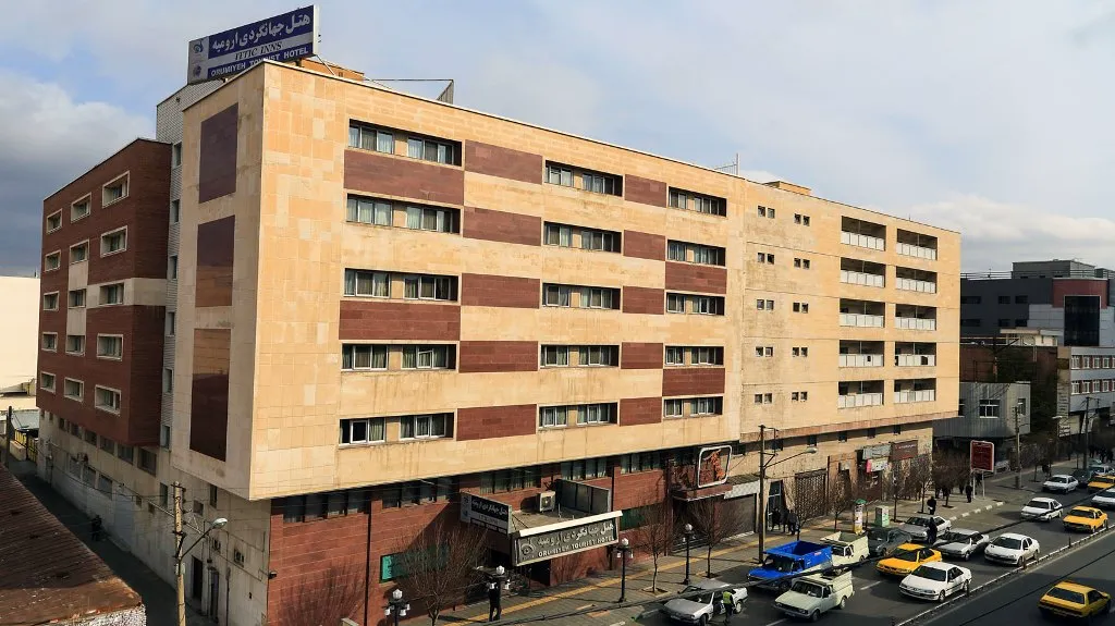 نمای بیرونی هتل جهانگردی در خیابان