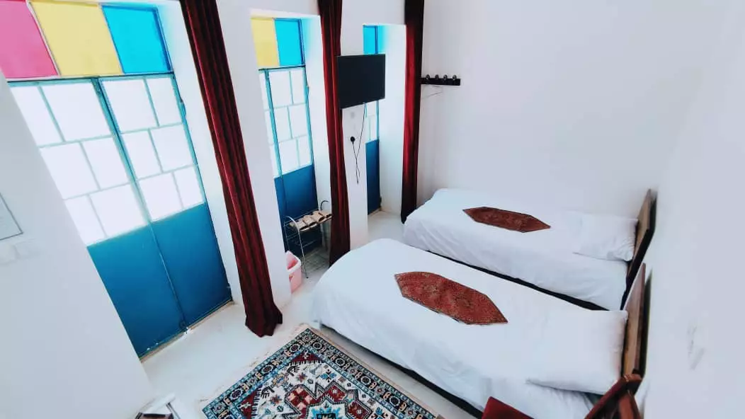 اتاق عمارت پدری با دو تخت یک‌نفره