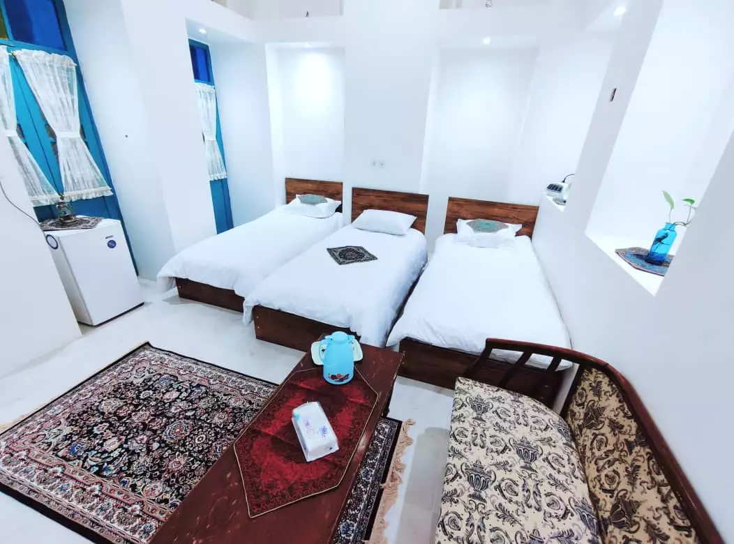 اتاق عمارت پدری با سه تخت و فرش ایرانی