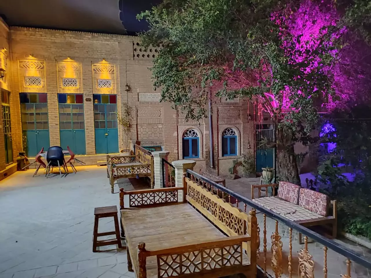 تخت‌های چوبی حیاط عمارت پدری در شب