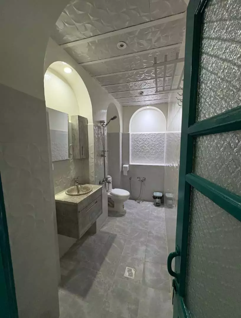 حمام با کاشی‌کاری خاکستری و روشویی