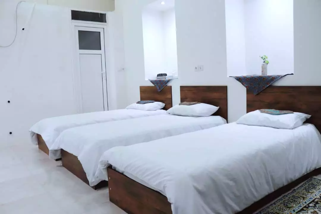 اتاق عمارت پدری با دو تخت یک‌نفره