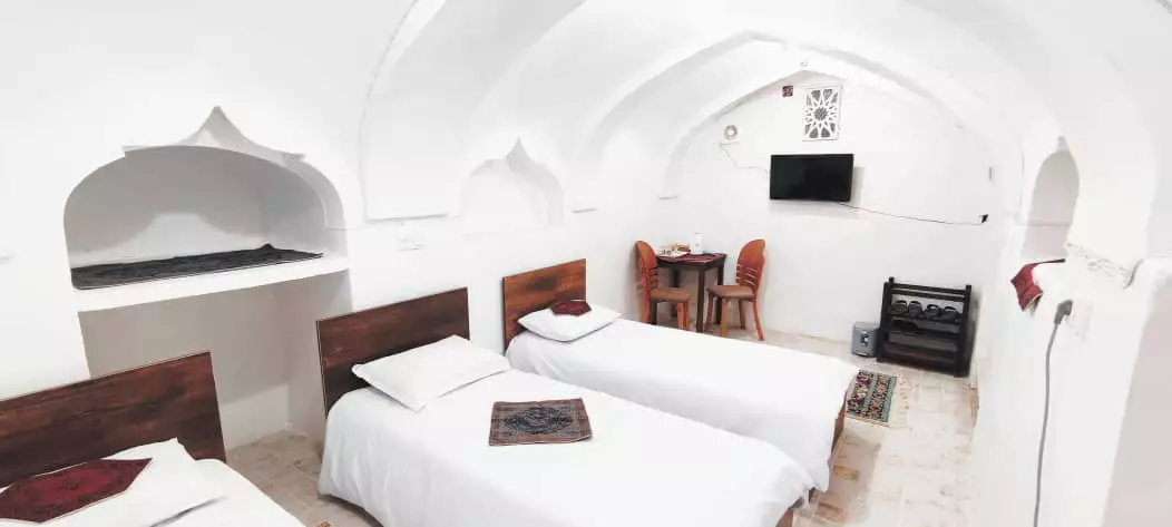 اتاق اقامتگاه عمارت پدری با تخت‌های سفید