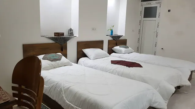 اتاق سه تخته با تخت‌های یک‌نفره عمارت پدری