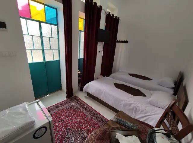 اتاق دو تخته با پنجره رنگی عمارت پدری