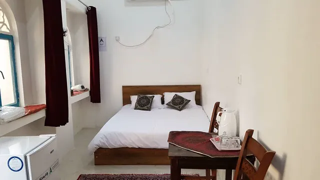 اتاق خواب با تخت دونفره و میز چای عمارت پدری