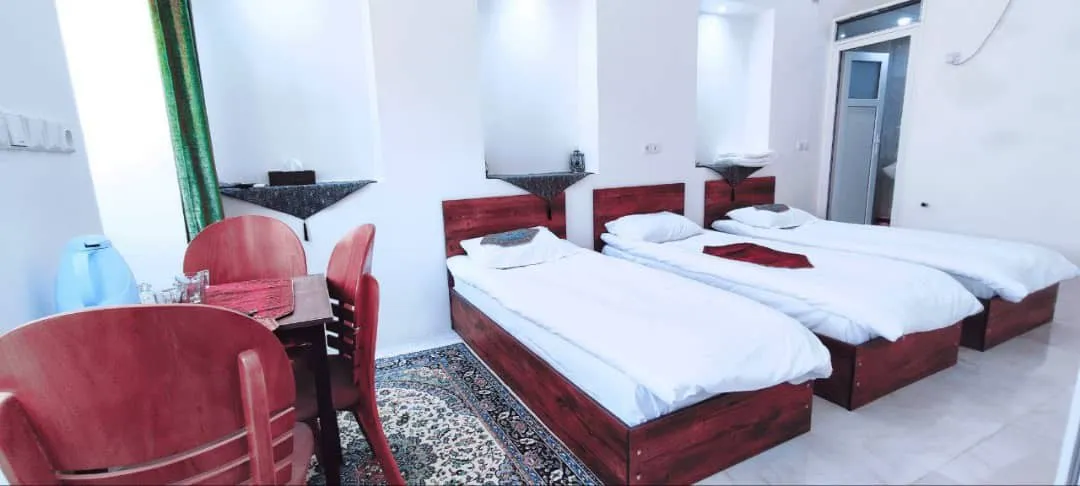 اتاق چندتخته عمارت پدری با سه تخت یک‌نفره