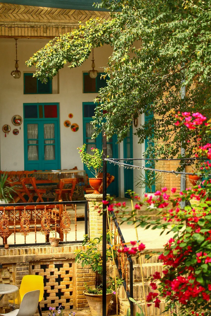 حیاط عمارت پدری با ایوان، گل و درختان