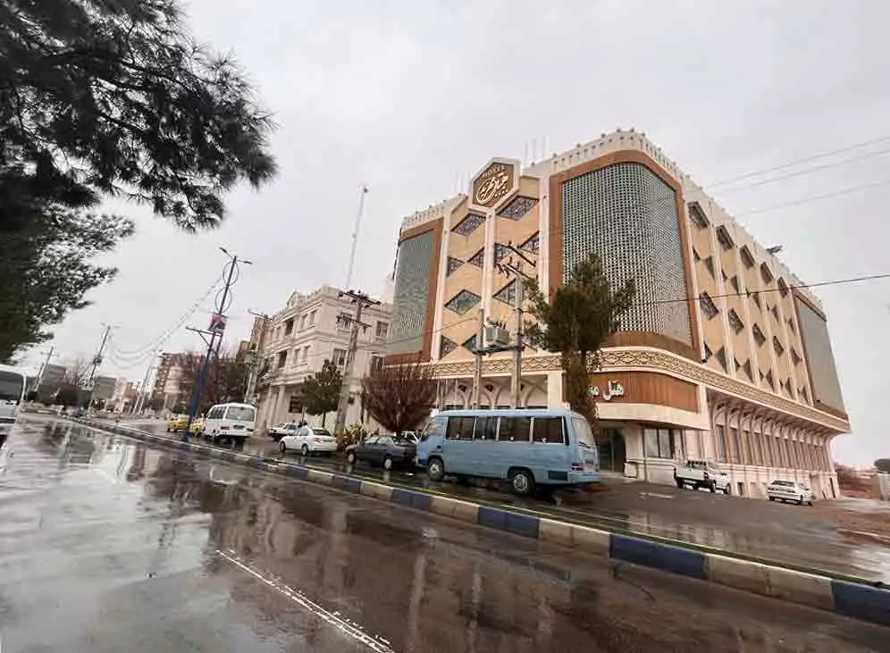 نمای بیرونی هتل مهربد فیروزه در خیابان خیس