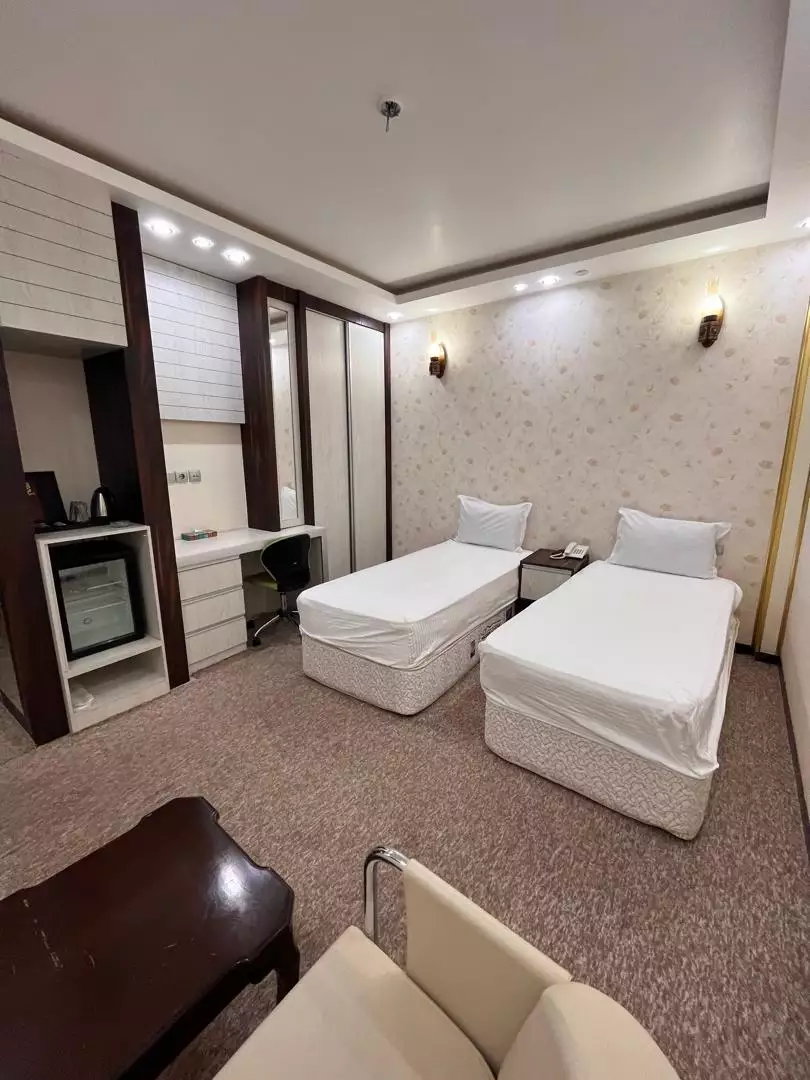 اتاق دو تخت‌خوابه هتل مهربد فیروزه با میز کار