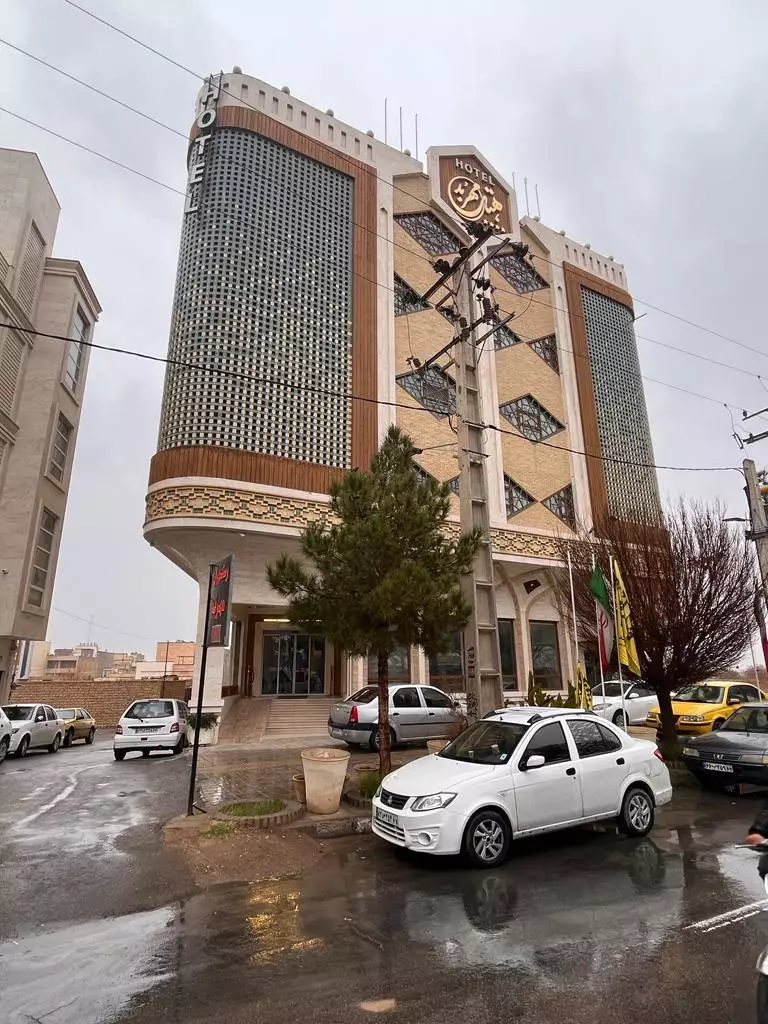 نمای بیرونی هتل مهربد فیروزه در روز بارانی