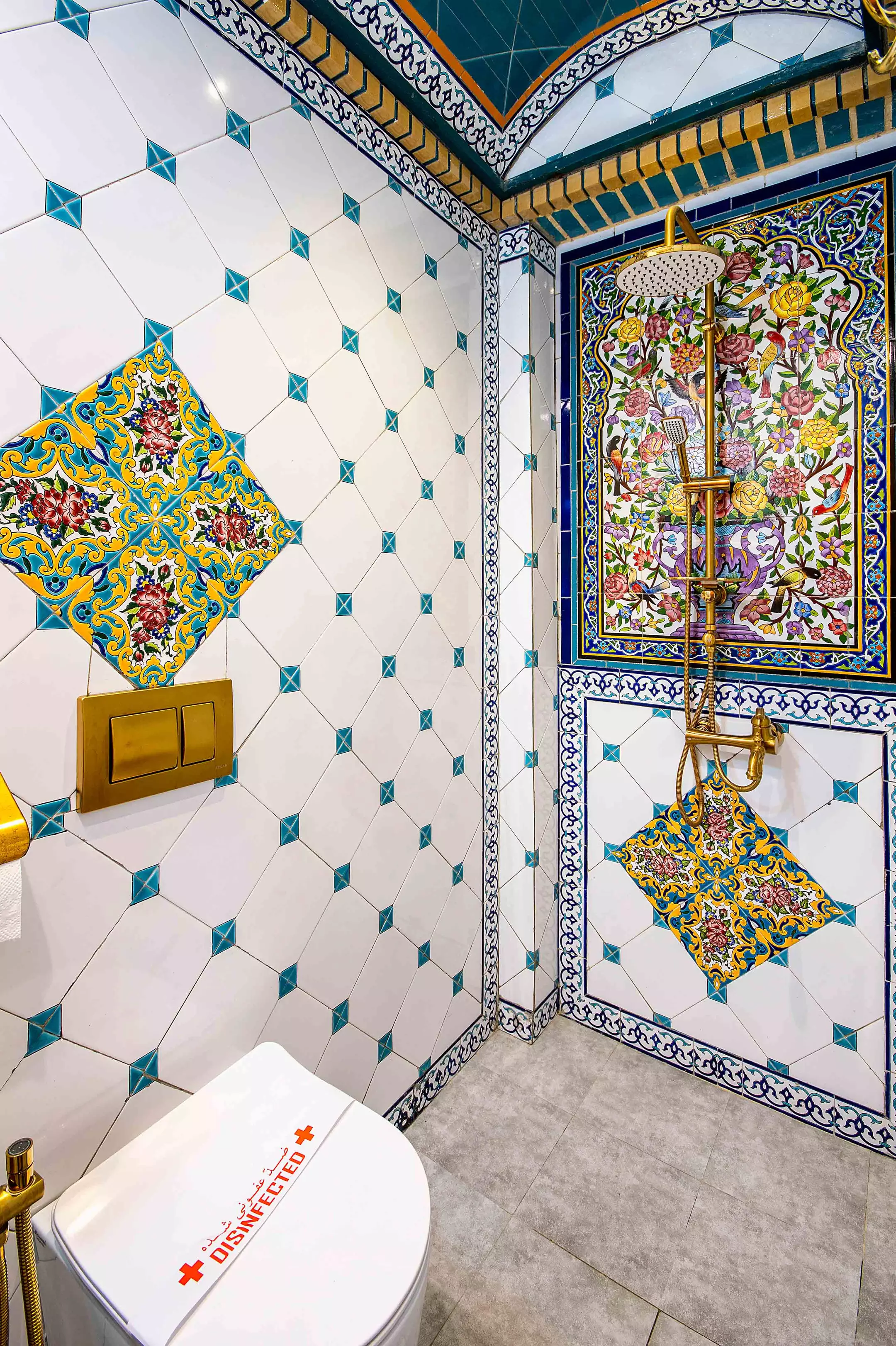 حمام قصر منشی با کاشی‌کاری سنتی رنگارنگ