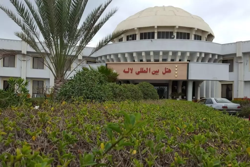 نمای ورودی هتل لاله با گنبد سفید