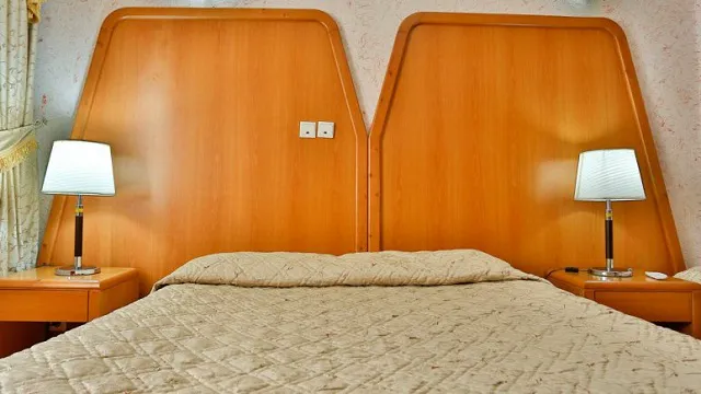تخت دونفره هتل لاله با تاج چوبی و دو آباژور