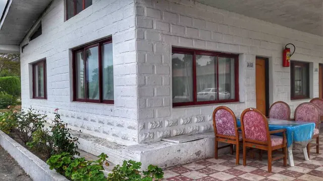 میز و صندلی فضای باز کنار ساختمان هتل پارسیان