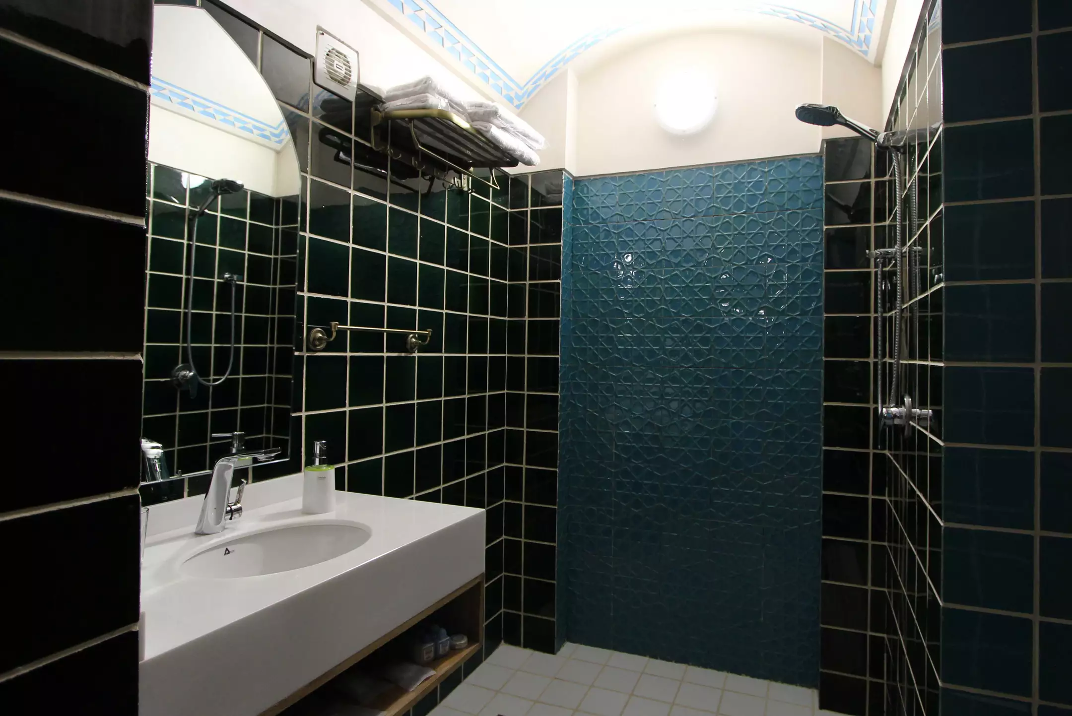 حمام عمارت ماندگار با دیوار کاشی‌کاری آبی
