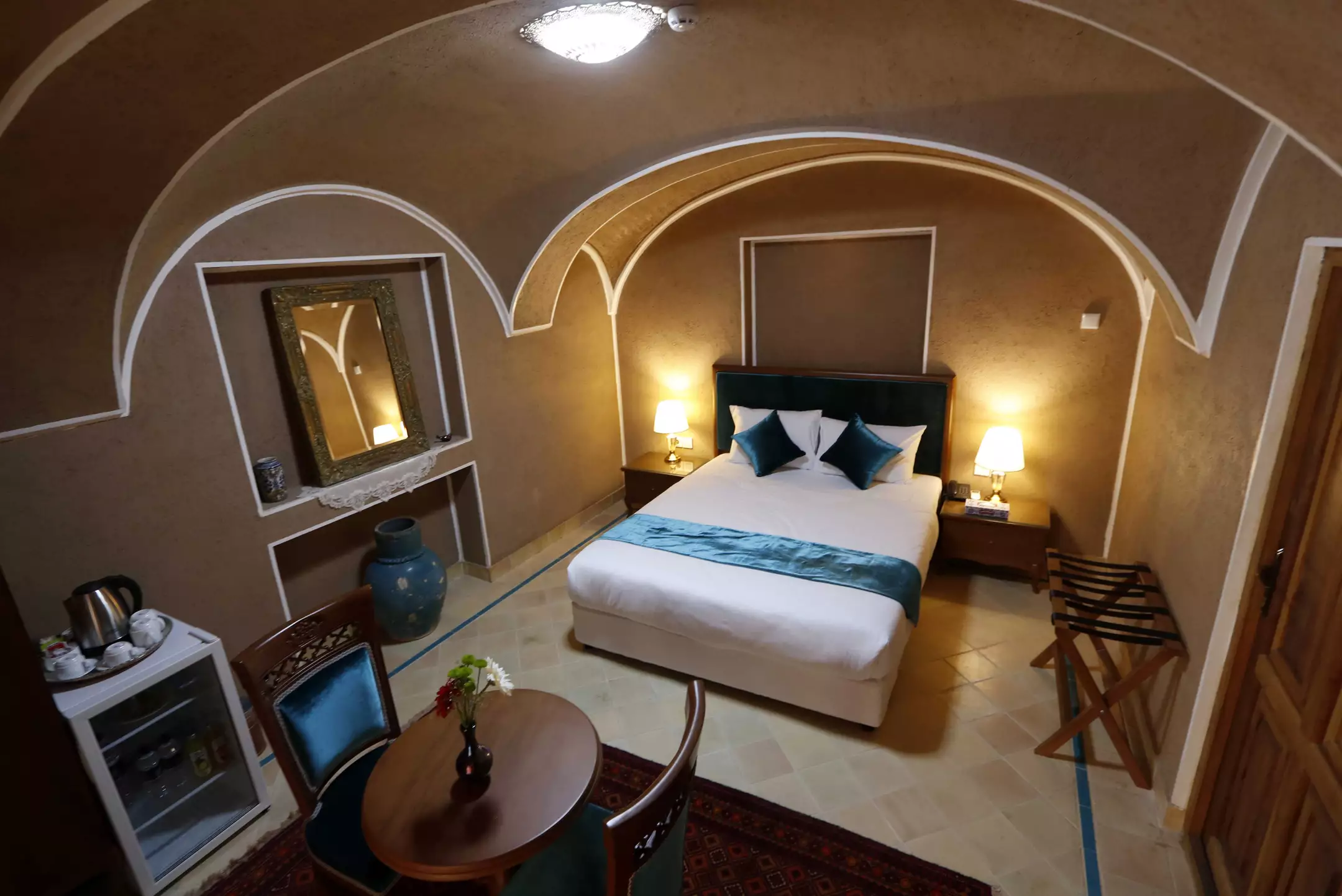 اتاق خواب با تخت دونفره و سقف قوسی عمارت ماندگار