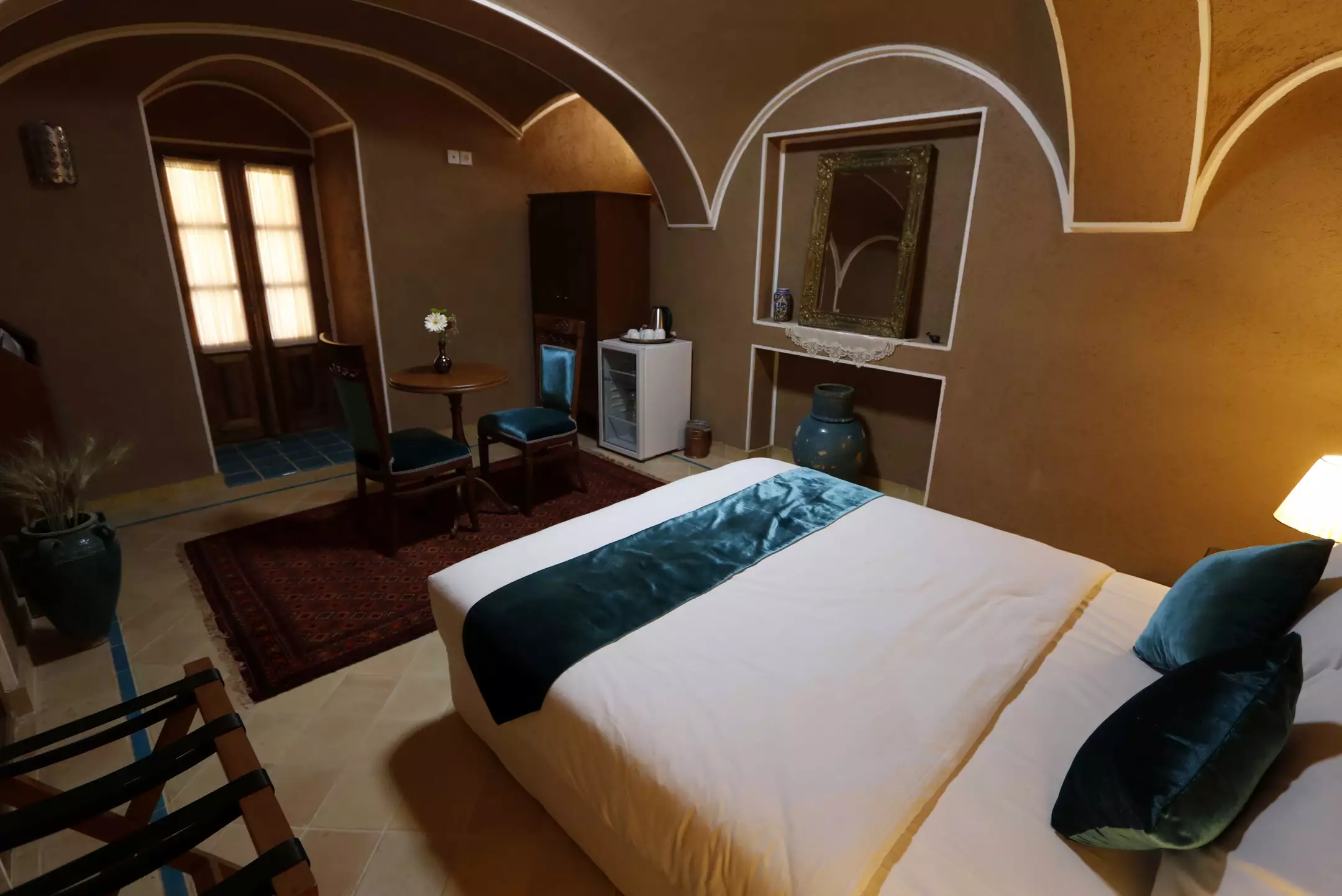 اتاق خواب با تخت دونفره در عمارت ماندگار