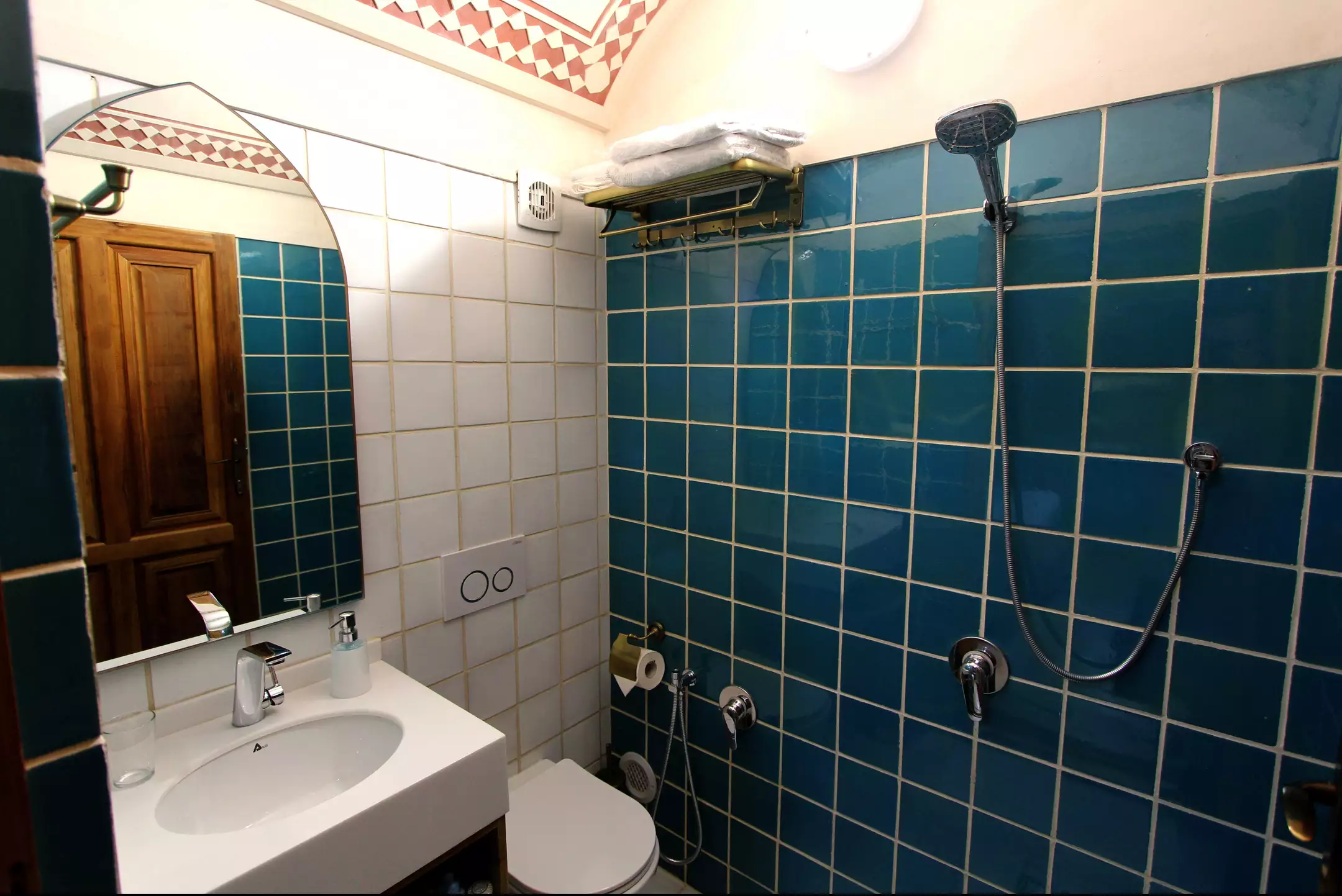 دوش و روشویی سرویس بهداشتی عمارت ماندگار