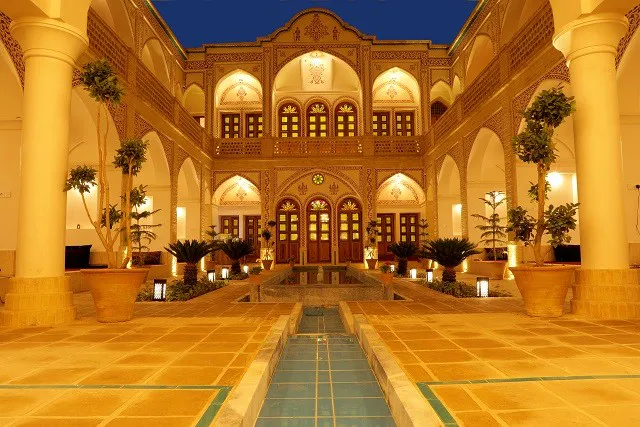 حیاط مرکزی عمارت ماندگار با حوض و معماری سنتی