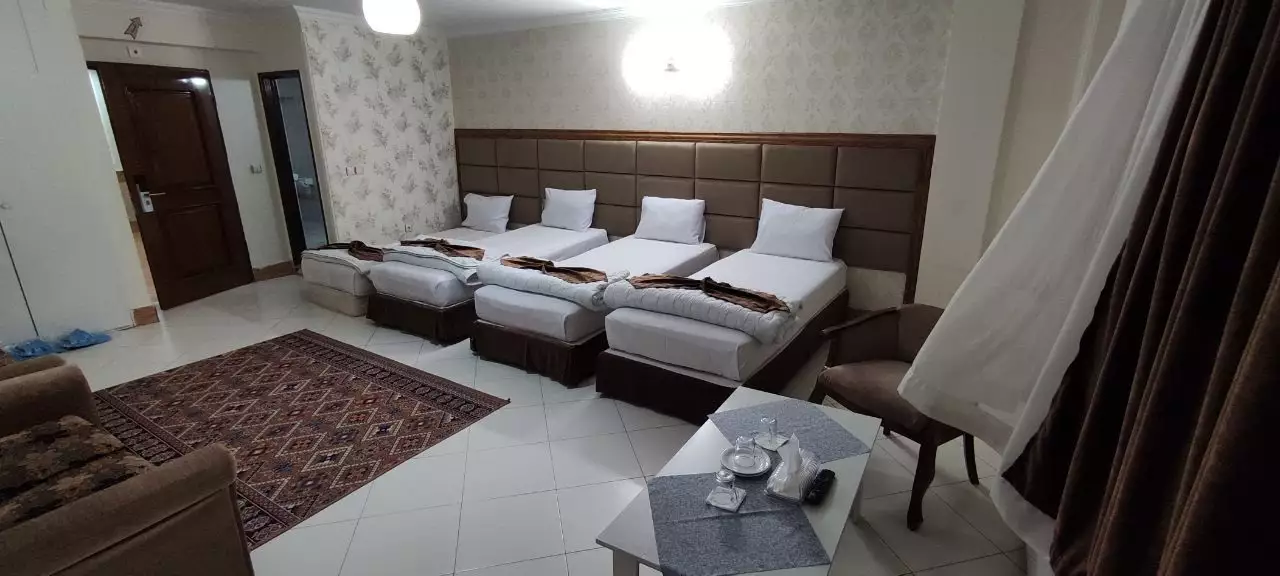 چهار تخت یک‌نفره در اتاق هتل بهارستان