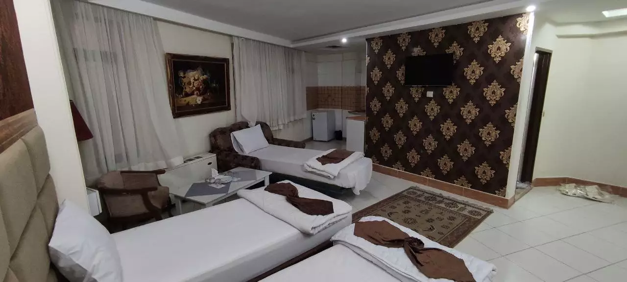 اتاق چندتخته هتل بهارستان با دیوار طرح‌دار
