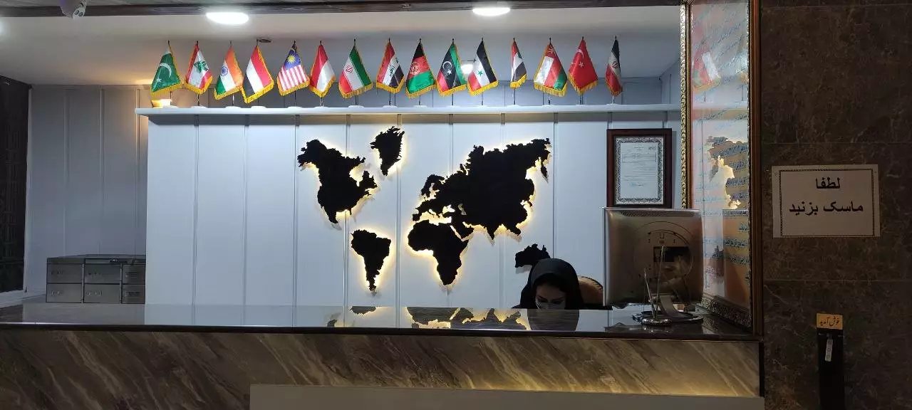 پذیرش هتل بهارستان با نقشه جهان و پرچم‌ها