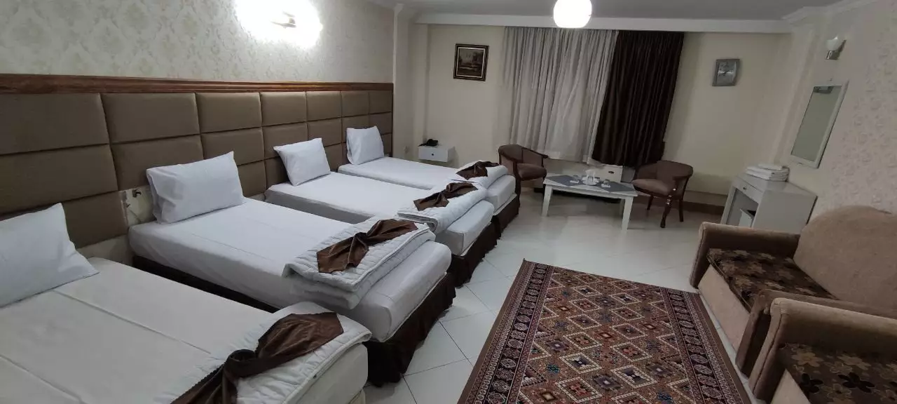 اتاق چندتخته هتل بهارستان با فرش مرکزی