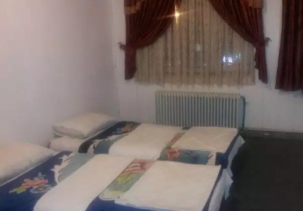 تخت‌های یک‌نفره کنار پنجره در هتل سامان