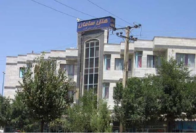 ساختمان هتل سامان میان درختان