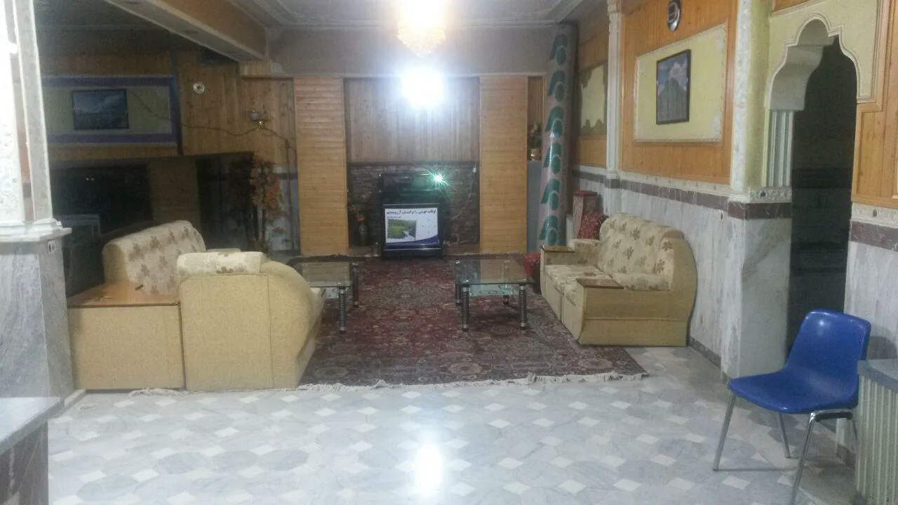 سالن نشیمن هتل سامان با مبل‌های کرم و تلویزیون