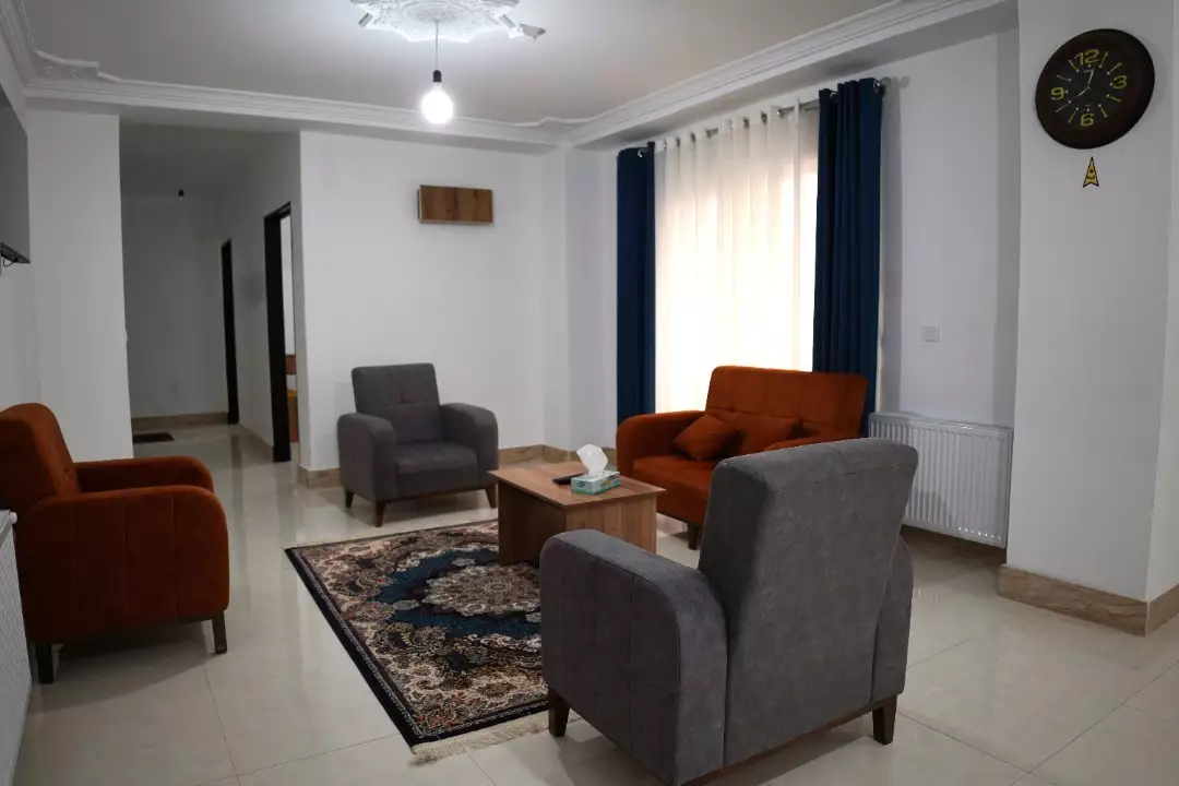 چیدمان مبلها در نشیمن هتل جهان