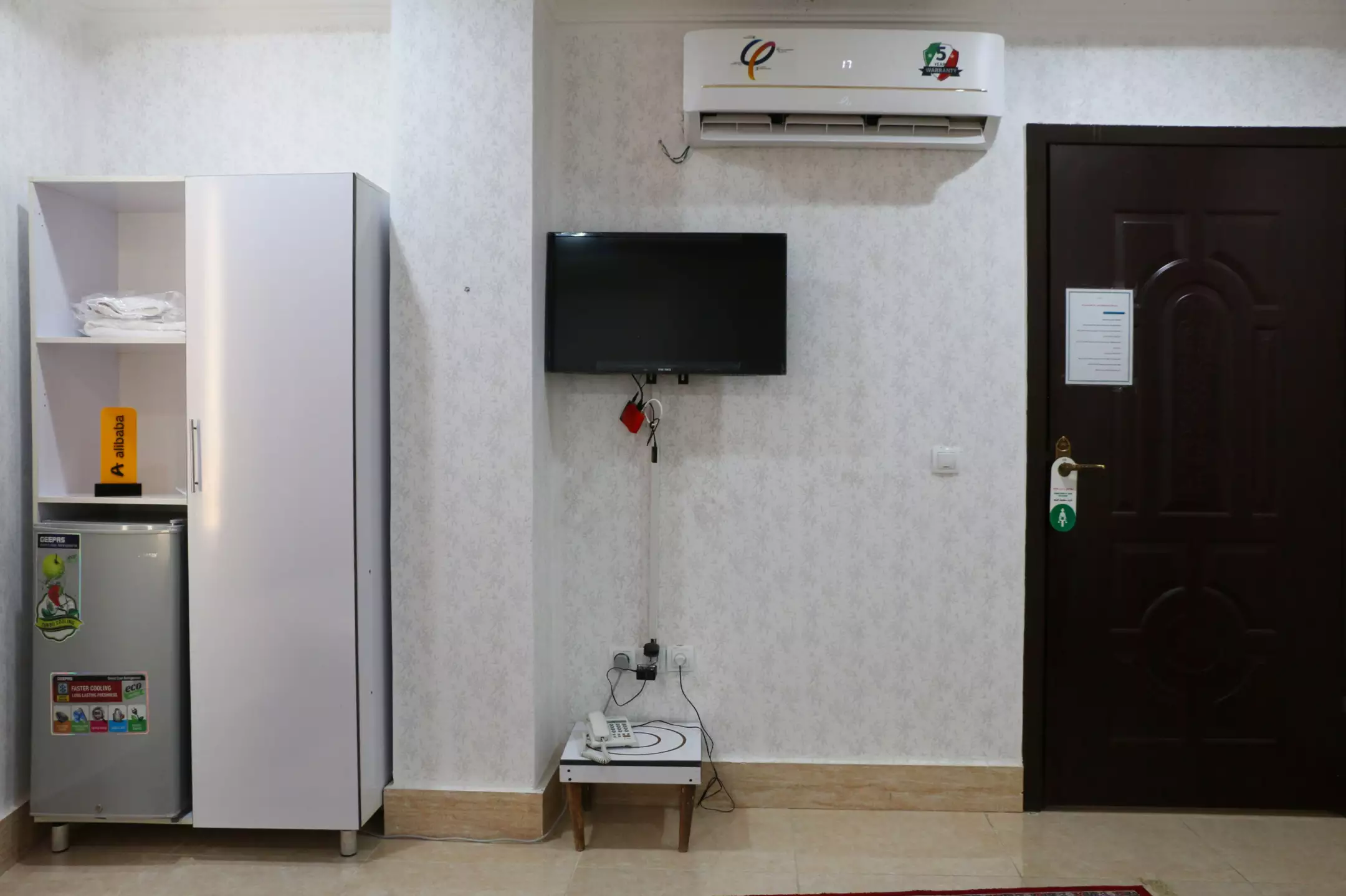 تلویزیون، یخچال و کمد اتاق هتل حرا
