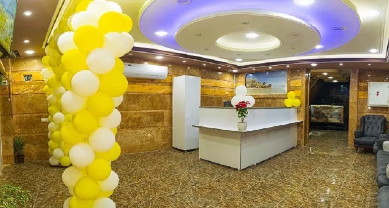 پذیرش هتل حرا با تزئینات بادکنکی زرد و سفید