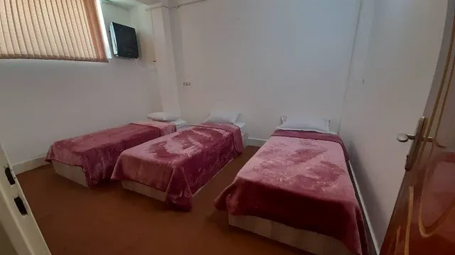 سه تخت یک‌نفره با روتختی زرشکی در نیلبرگ