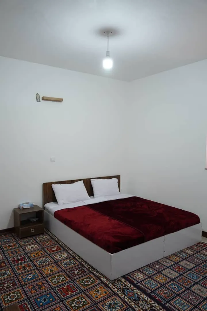 تخت دونفره با روتختی زرشکی و فرش سنتی هتل پایاب