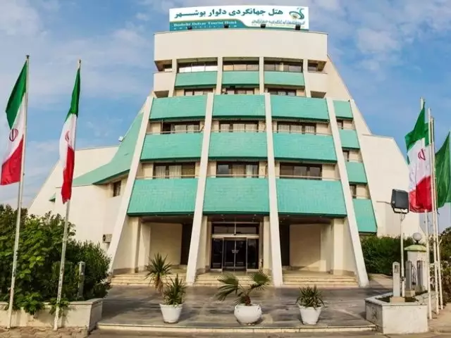 نمای بیرونی هتل جهانگردی دلوار با نمای سبز و سفید