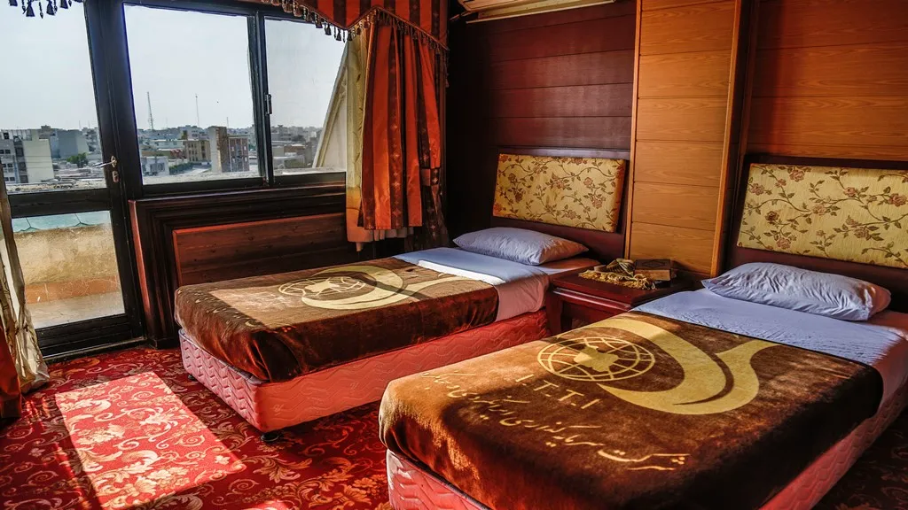 اتاق دوتخته جهانگردی دلوار با پنجره قدی