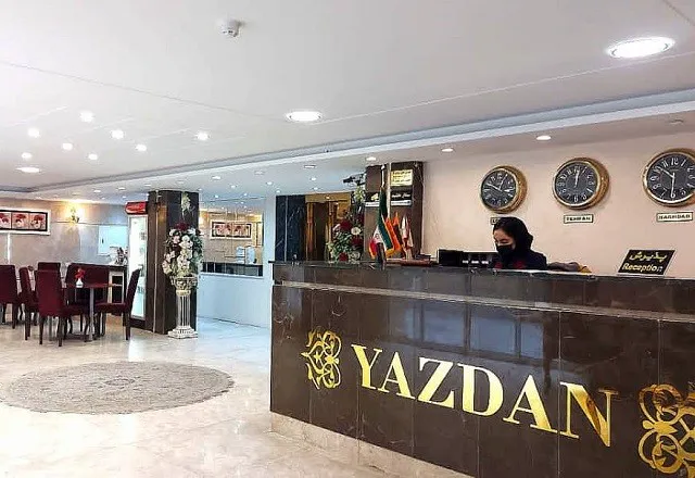 پذیرش هتل یزدان با پیشخوان سنگی