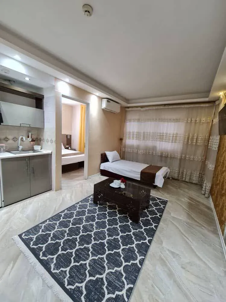 نشیمن هتل یزدان با تخت و فرش هندسی