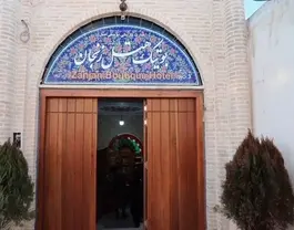 ورودی بوتیکهتل با سردر کاشیکاریشده