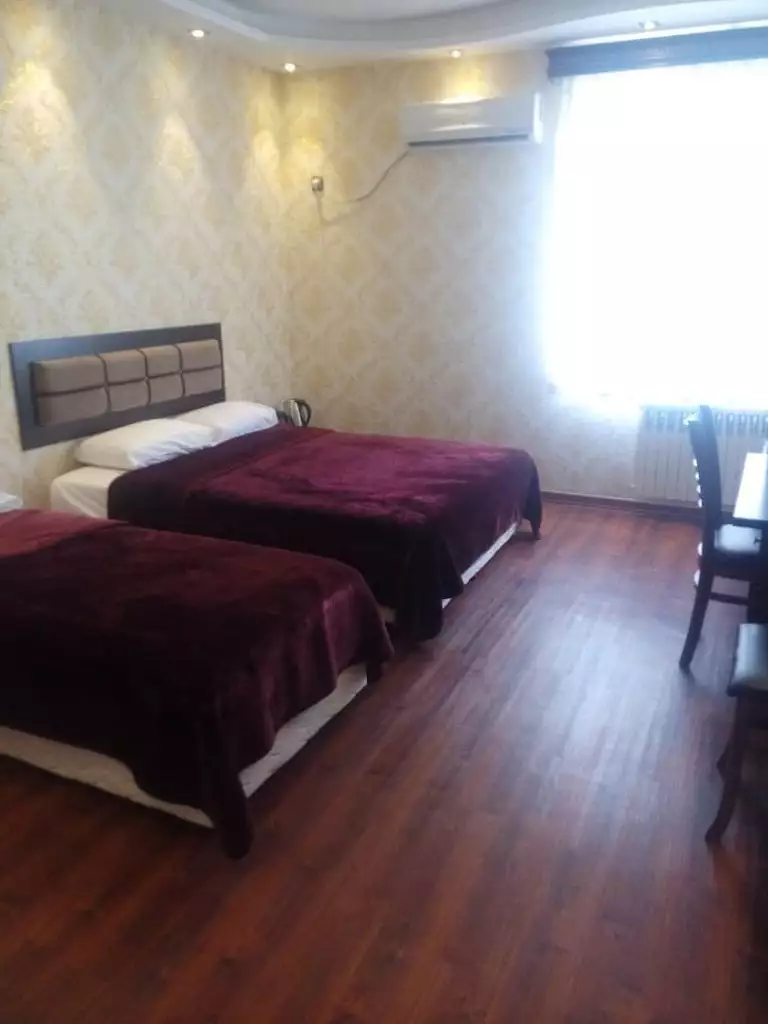 اتاق دوتخته با روتختی زرشکی هتل برلیان